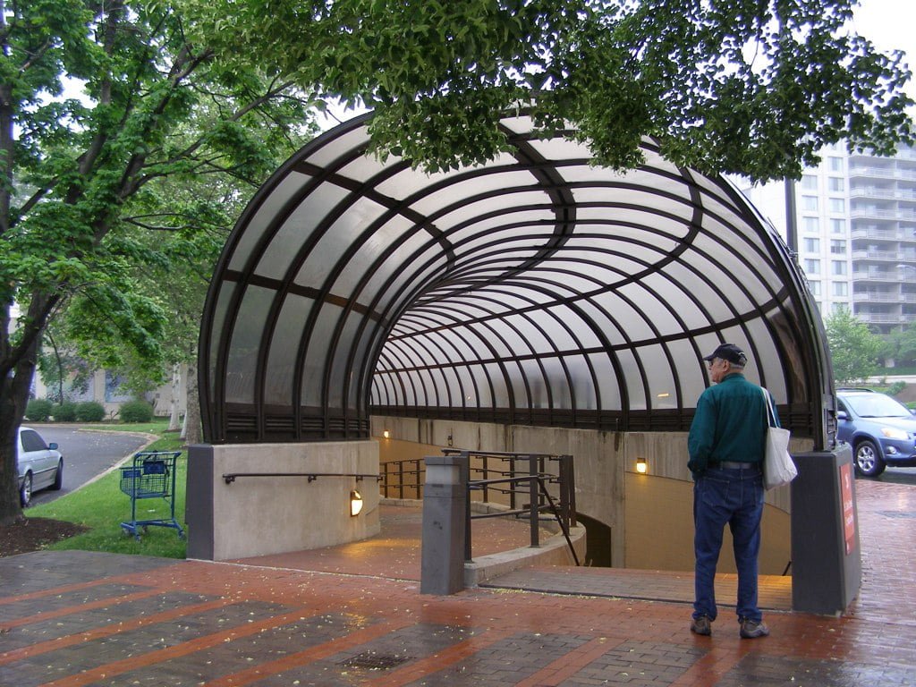 crystal city metro entrance